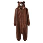 De jumpsuit stelt een beer voor, het is een complete pyjama met een rits aan de voorkant om het aantrekken te vergemakkelijken. Op de capuchon van het pak staat een berenhoofd in de vorm van een witte snuit en oren.