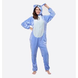 Gestikt pyjamapak voor vrouwen met een vrouw die het pak beschermt en een witte achtergrond