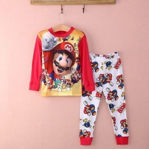 Rode en witte Super Mario-pyjama met roze achtergrond