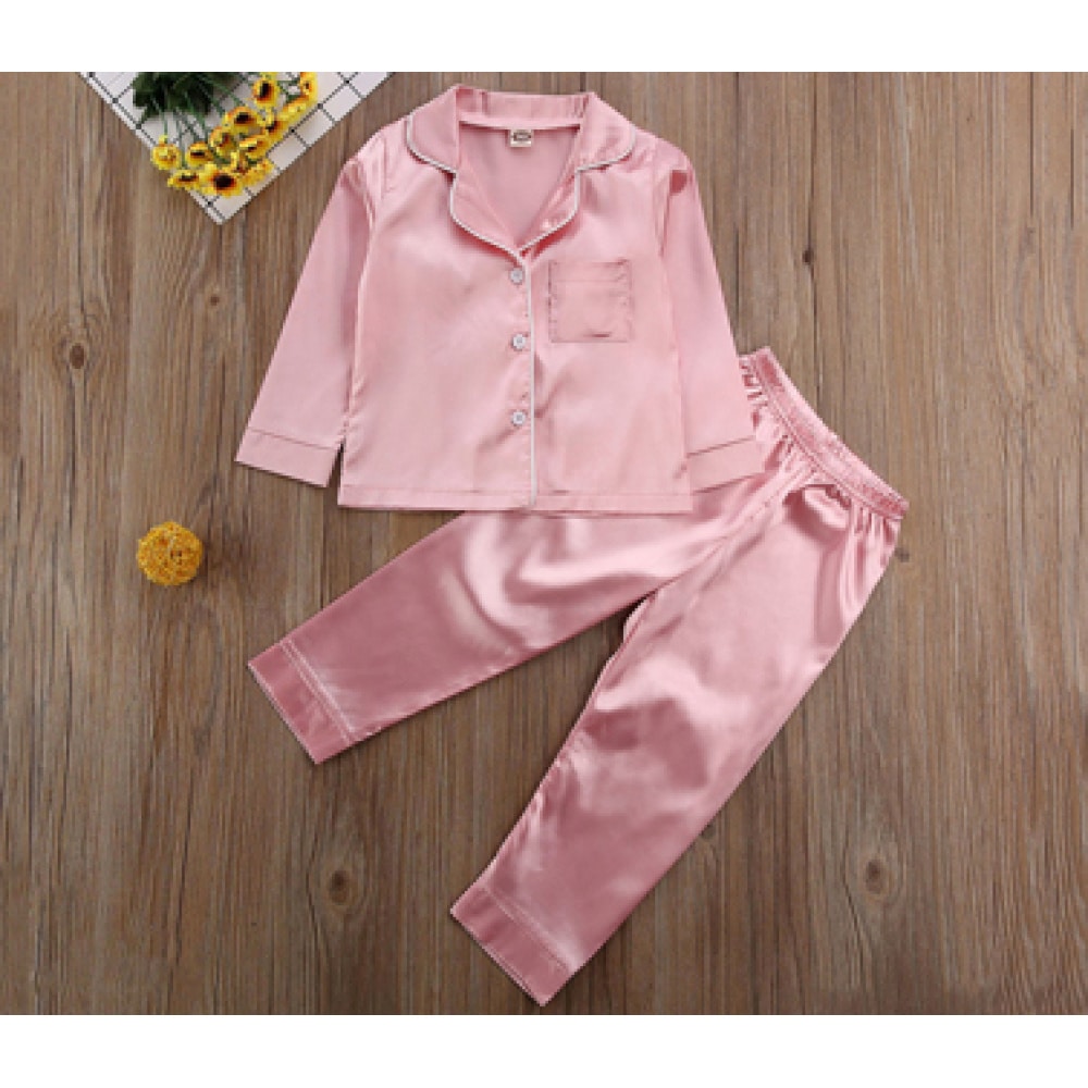 Tweedelige roze satijnen pyjama