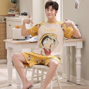 Hoge kwaliteit Luffy print zomer t-shirt en shorts set gedragen door een man zittend op een stoel in een huis