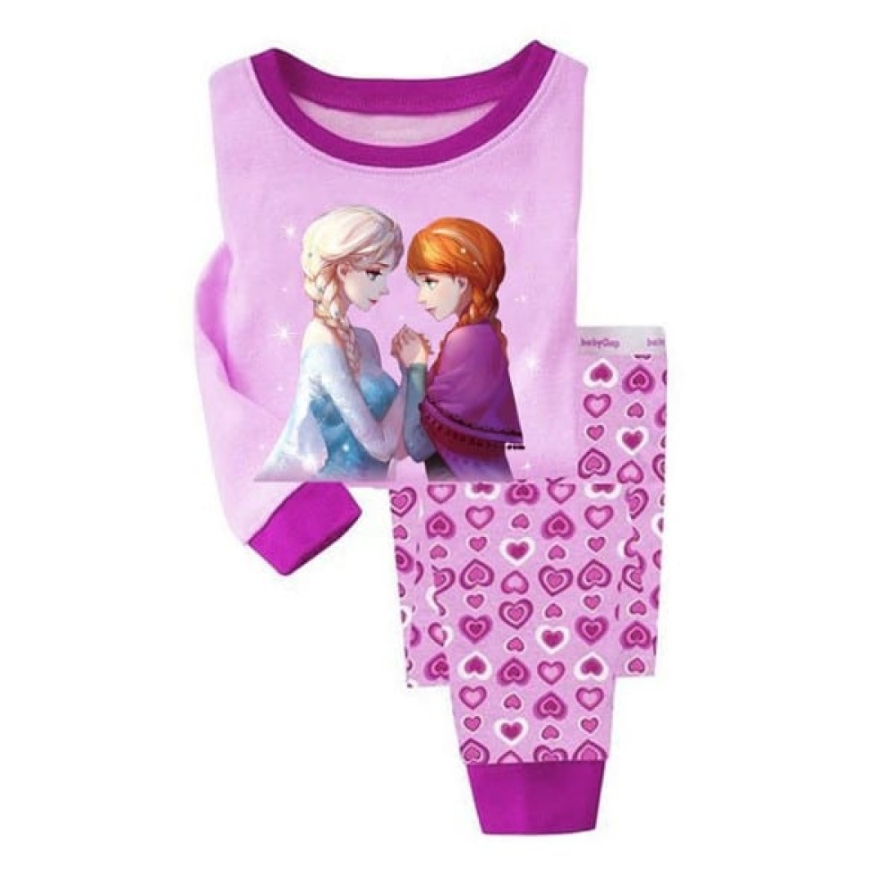 Pyjama met een patroon van Anna en Elsa uit de Sneeuwkoningin die elkaar aankijken en elkaars hand vasthouden. Op de broek zijn de patronen kleine hartjes in verschillende kleuren. De pyjama is roze. Het is een pyjama met lange mouwen en een lange broek.