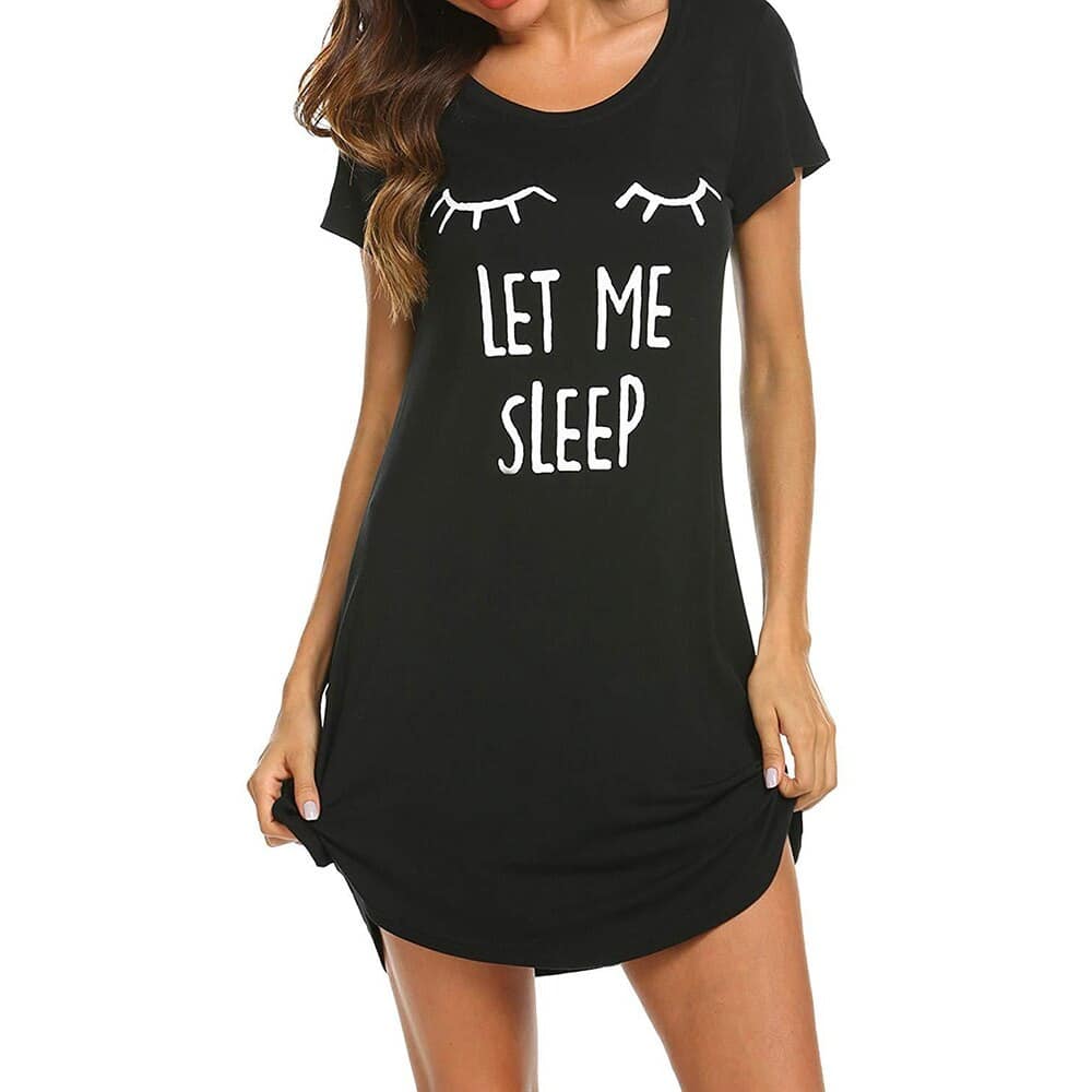 Zwarte pyjama met korte mouwen en opschrift Let me sleep gedragen door een vrouw