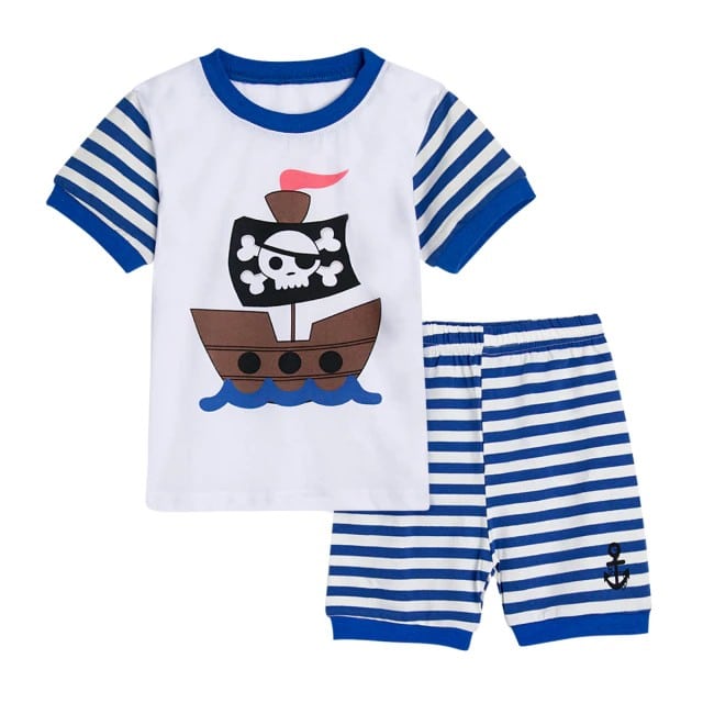 Blauw en wit pyjama T-shirt en korte broek met piratenschipmotief voor jongens