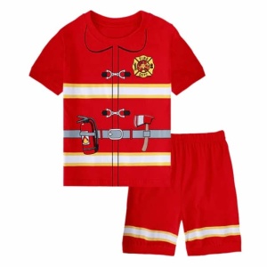 Modieus rood jongenspyjama t-shirt en brandweerbroekje