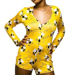 Sexy gele bijenpyjama gedragen door een vrouw