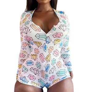 Sexy crystal onesie pyjama voor vrouwen gedragen door een vrouw