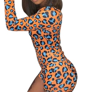 Sexy onesie met luipaardprint voor vrouwen gedragen door een vrouw