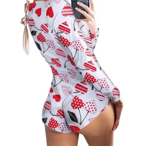 Sexy onesie pyjama met hartjesbloemmotief gedragen door een vrouw