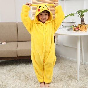 Geel pikachu pyjamapak voor kinderen gedragen door een jong kind