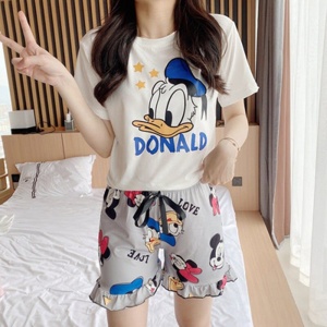 Katoenen zomerpyjama met Donald-bedrukking, gedragen door een modieuze vrouw