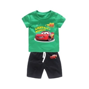 Tweedelige pyjamaset met groen t-shirt en zwarte short met automotief in zeer hoge kwaliteit