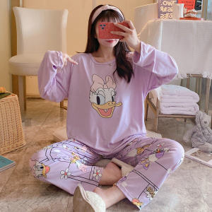 Katoenen pyjama met lange mouwen en een meisje dat de pyjama draagt en een achtergrond van een eetkamer