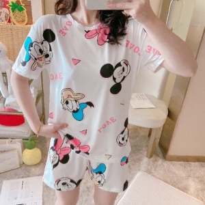 Mickey en Donald zijden pyjama met korte mouwen, gedragen door een vrouw die een foto neemt in een huis