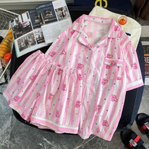 Roze en wit gestreepte damespyjama met korte mouwen en tijdschrift