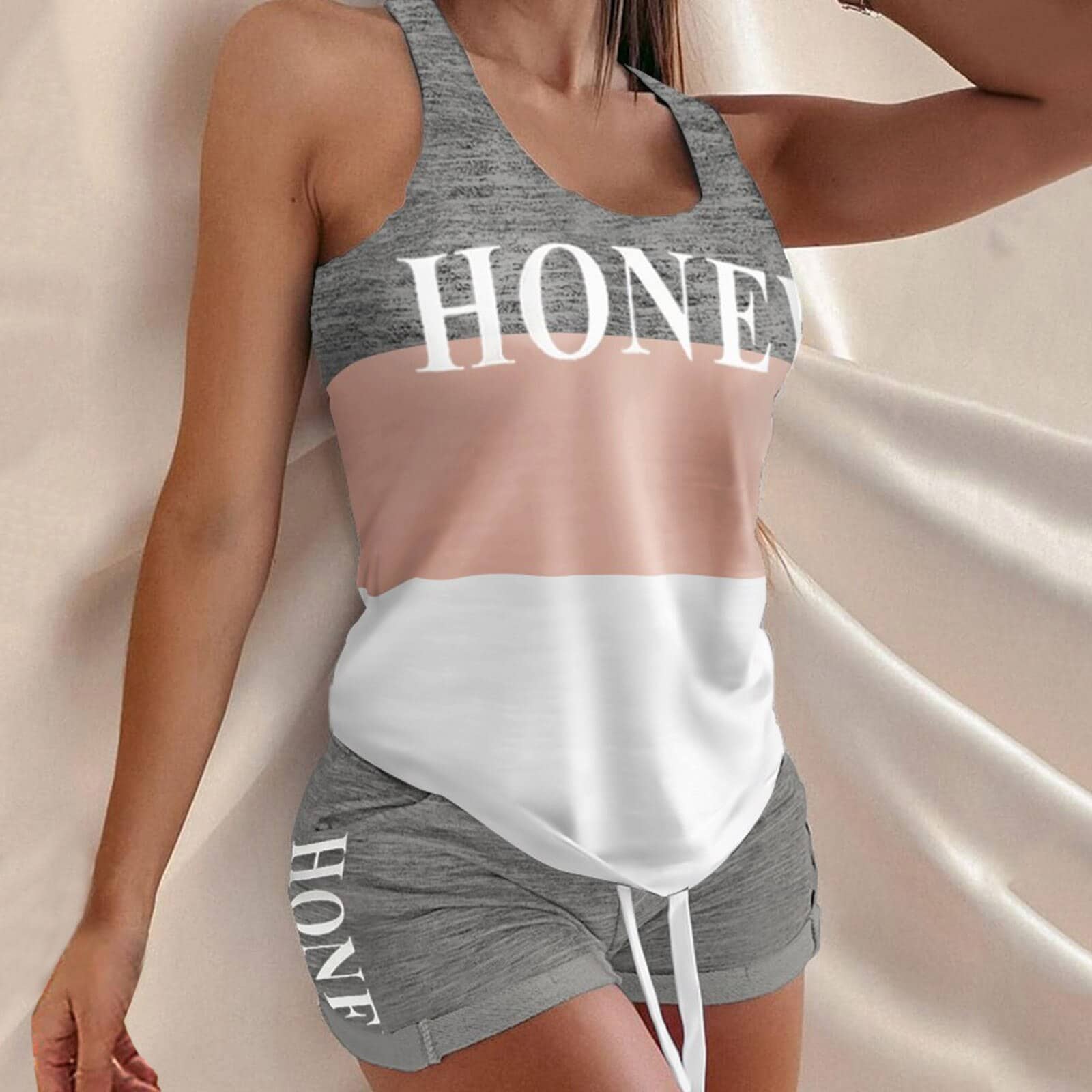 Grijs, roze en wit gestreepte pyjamatop met korte broek met honingmotief