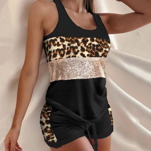 Modieuze zwarte pyjamatop met luipaardprint en korte broek voor dames
