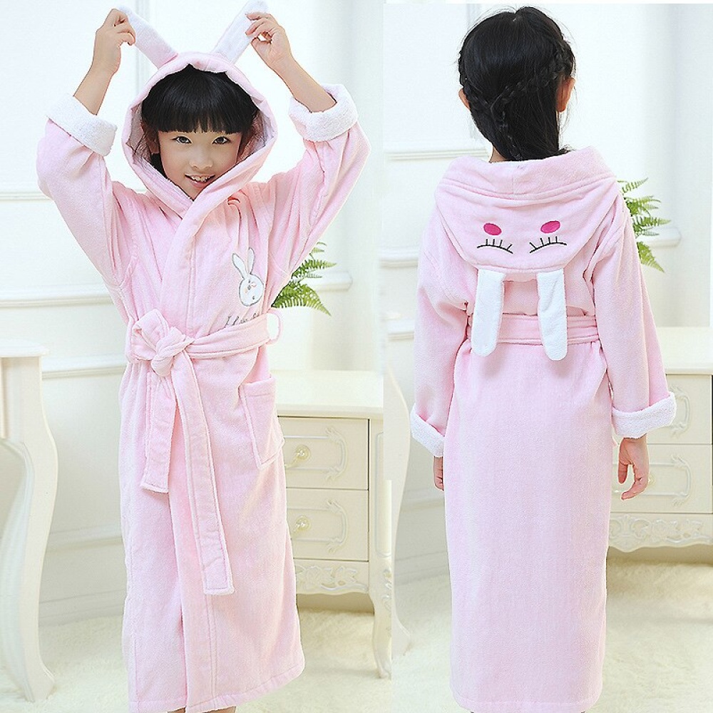 Hoge kwaliteit roze katoenen bunny pyjama voor meisjes gedragen door een klein meisje in een huis