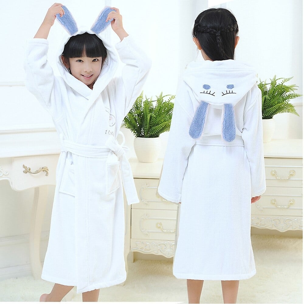 Hoge kwaliteit witte katoenen bunny pyjama voor kinderen gedragen door een klein meisje in een huis