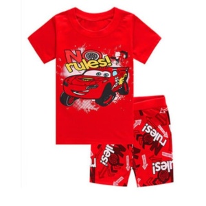 Zomerpyjama voor jongens van rood katoen met autopatroon, zeer hoge kwaliteit en modieus
