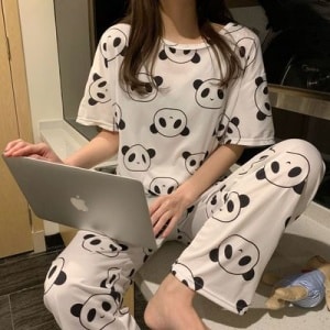 Tweedelige pyjama met korte mouwen, wit en zwart pandamotief, gedragen door een vrouw