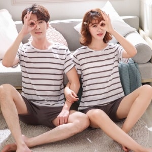 Tweedelige pyjama met bruin gestreept wit t-shirt en bruine korte broek, zeer modieus, gedragen door een echtpaar in een huis