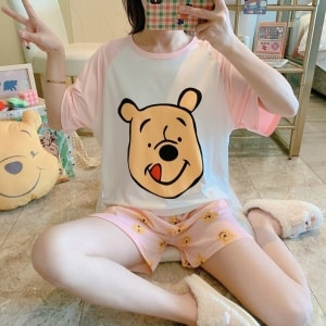 Modieuze Winnie t-shirt en korte broek zomerpyjama gedragen door een vrouw