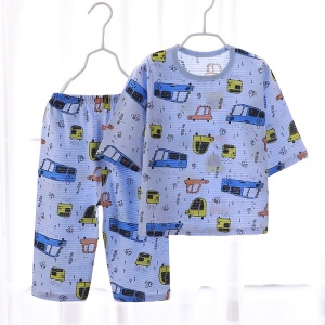 Blauw-grijze katoenen zomerpyjama met autopatroon voor kinderen aan een riempje