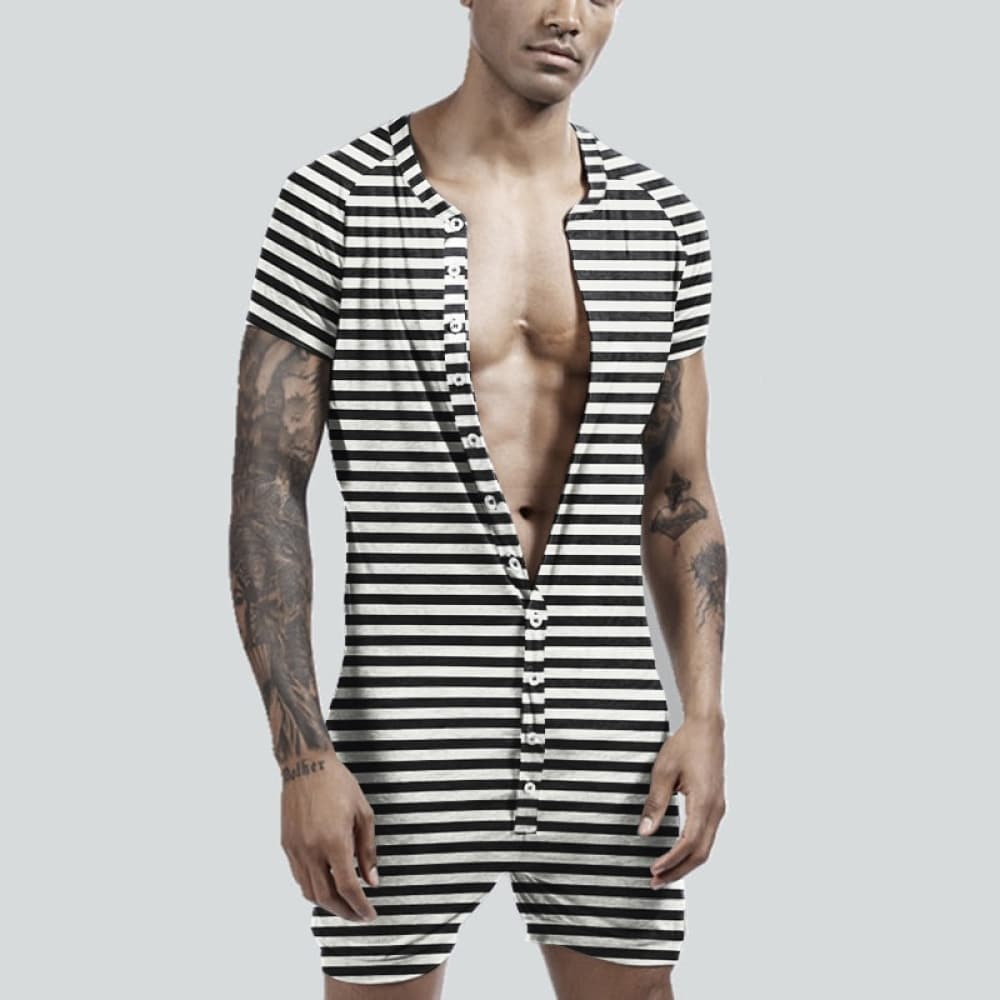 Sexy zwart-wit gestreepte jumpsuit voor mannen gedragen door een man