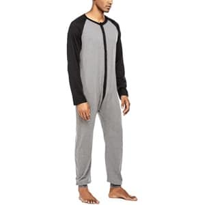 Tweekleurige combinatiepyjama voor heren gedragen door een man