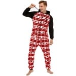 Pyjamapak voor mannen met rode flanelprint, gedragen door een modieuze rood-zwarte man