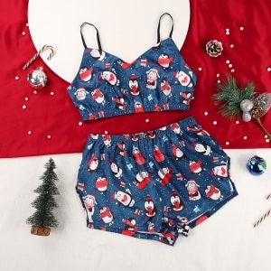 Kerstpyjama van satijn met pinguïnmotief voor dames, zeer modieus op een tapijt