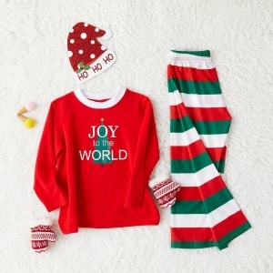 Modieuze rode kerstpyjama voor volwassenen en kinderen