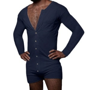 Lichtblauw pyjamapak voor heren, gedragen door een modieuze man