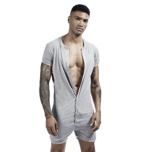 Herenpyjamapak met korte mouwen grijs sexy gedragen door een man