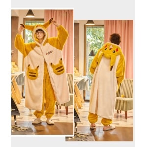 Pikachu pluche pyjama voor mannen en vrouwen gedragen door een zeer modieuze man in een huis