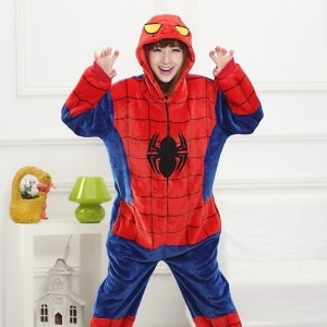 Spider Man pyjama voor volwassenen gedragen door een vrouw in een huis