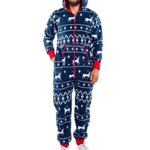 Pyjamapak voor heren in kerstsfeer, gedragen door een modieuze man