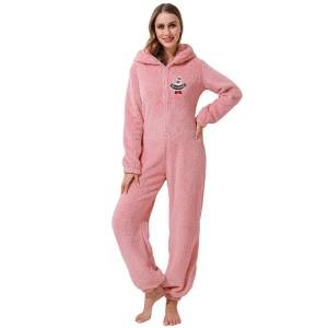 Fleece jumpsuit met roze logo voor dames, gedragen door een modieuze vrouw