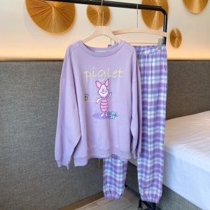Varkentje pyjama met paarse geruite broek voor vrouwen op een hanger in een huis