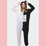 Zwart-wit panda-pyjamapak gedragen door een vrouw