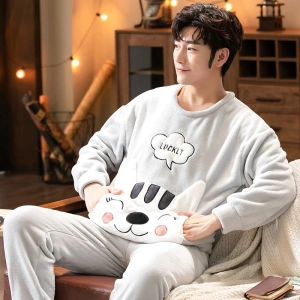 Pyjama met kattenhoofd van fleece voor paren, gedragen door een man zittend op een stoel in een huis