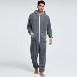 Grijs fleece pyjamapak van zeer hoge kwaliteit, gedragen door een modieuze man
