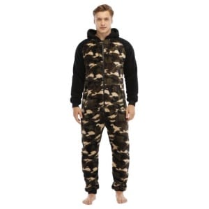 Zeer hoogwaardig militair fleece pyjamapak gedragen door een modieuze man