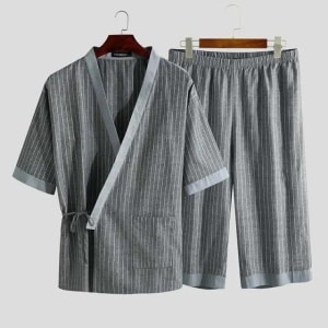 Grijze kimono zomerpyjama op een modieuze riem