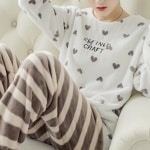 Winterpyjama met lange mouwen, hartjesmotief en witte en bruine strepen