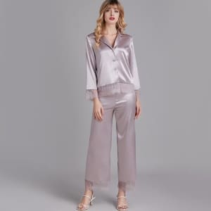 Chique pyjamaset van kant en satijn voor vrouwen, gedragen door een modieuze vrouw