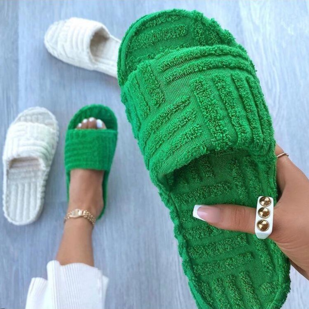 Trendy groene en witte pluchen pantoffel