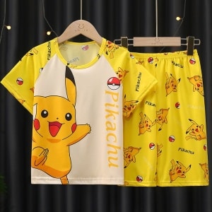 Pikachu zomerpyjama voor kinderen geel aan een riem in een huis