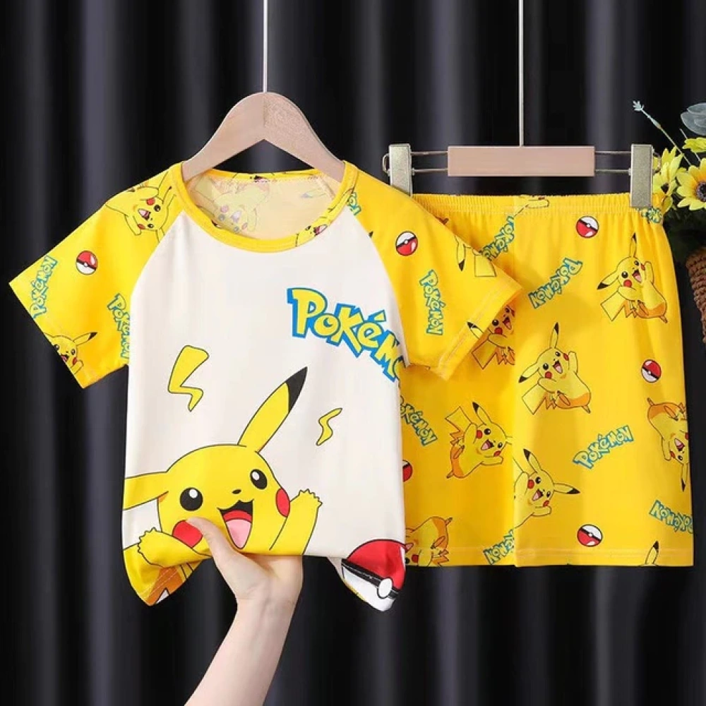 Pokémon Pikachu zomerpyjama voor kinderen geel aan riem in huis
